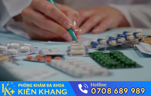 Sử dụng thuốc hỗ trợ điều trị nấm dương vật phải tuân theo sự chỉ định của bác sĩ